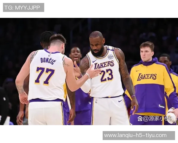 八村塁绝杀瞬间詹姆斯与湖人队员热烈庆祝场面温馨感人 八村塁绝杀瞬间詹姆斯与湖人队员热烈庆祝场面温馨感人