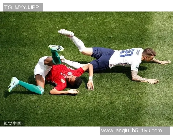 加斯佩里尼怒斥裁判遭红牌罚下球场边缘的激烈对抗引发争议 加斯佩里尼怒斥裁判遭红牌罚下球场边缘的激烈对抗引发争议