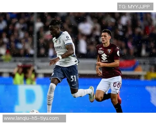 齐沃安慰皮奥错失空门展现球队团结精神与互助氛围 齐沃安慰皮奥错失空门展现球队团结精神与互助氛围